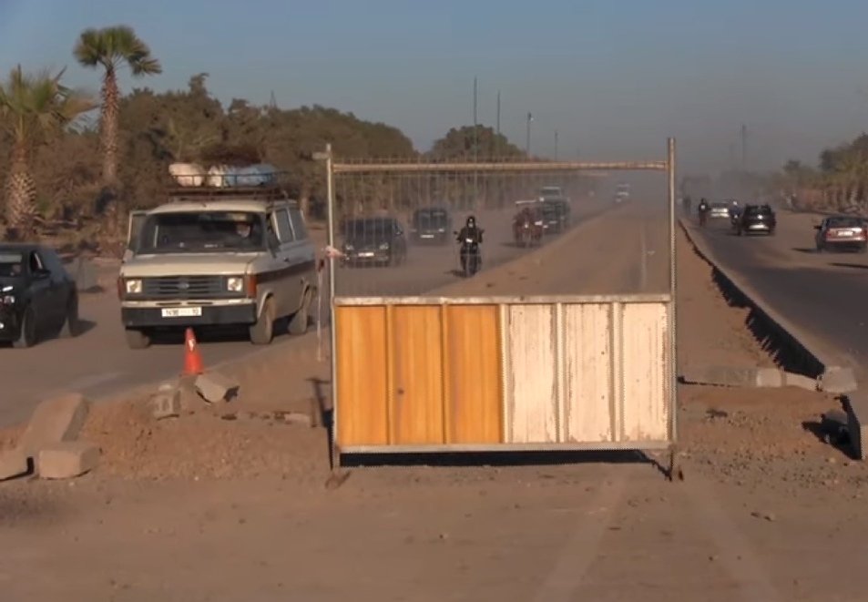 بالصور: تأخر أشغال طريق أزرو آيت ملول يثير غضب السكان