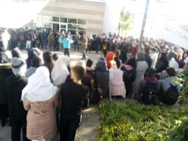 طلبة كلية تازة يطالبون بصرف المنح وتأجيل الامتحانات
