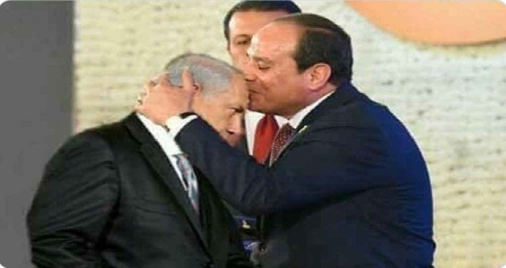 صورة أثارت ضجة… هل هذا مشهد تقبيل السيسي رأس نتنياهو؟