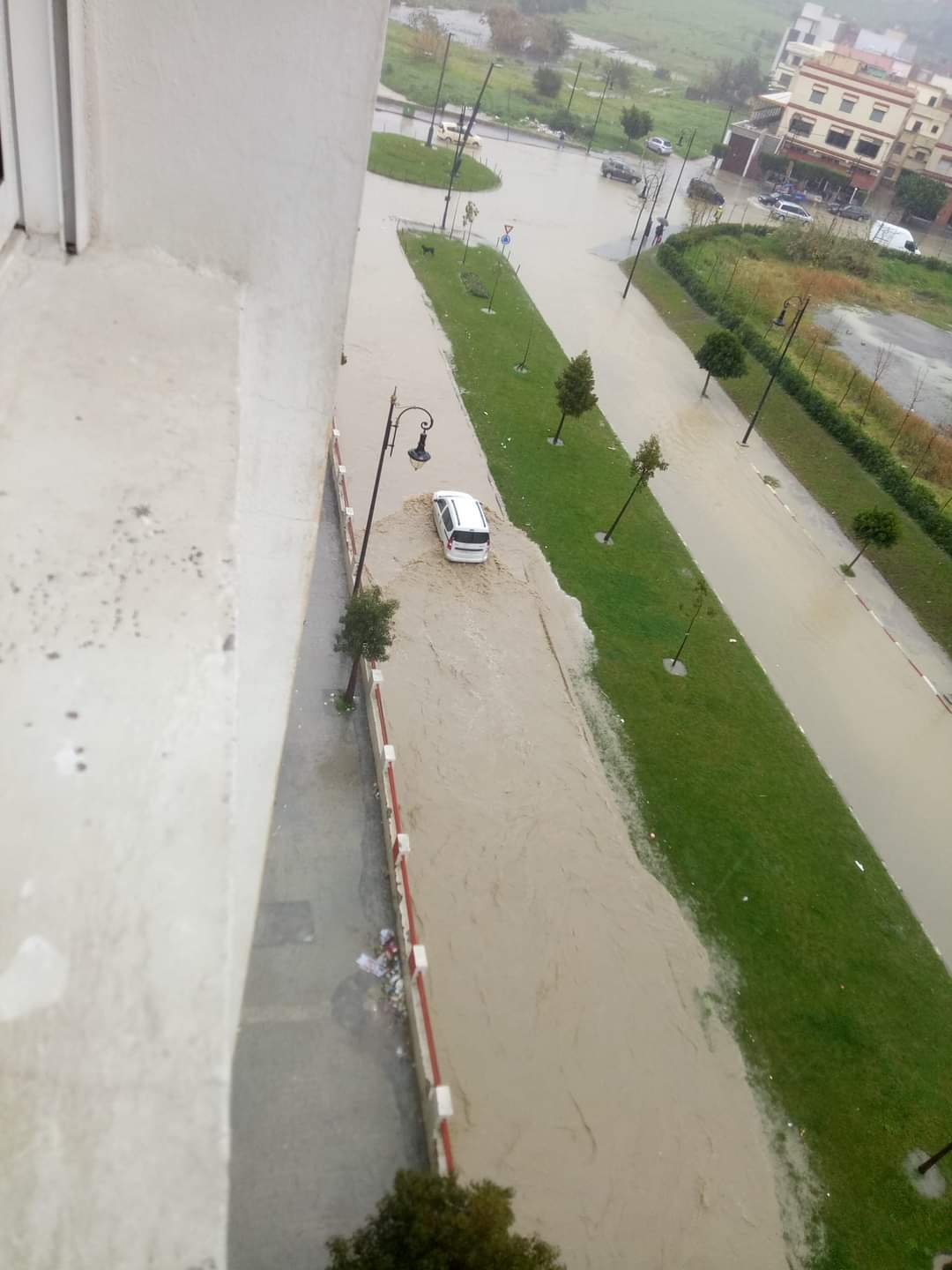 التساقطات المطرية تربك حركة السير بعدد من المحاور الطرقية بطنجة