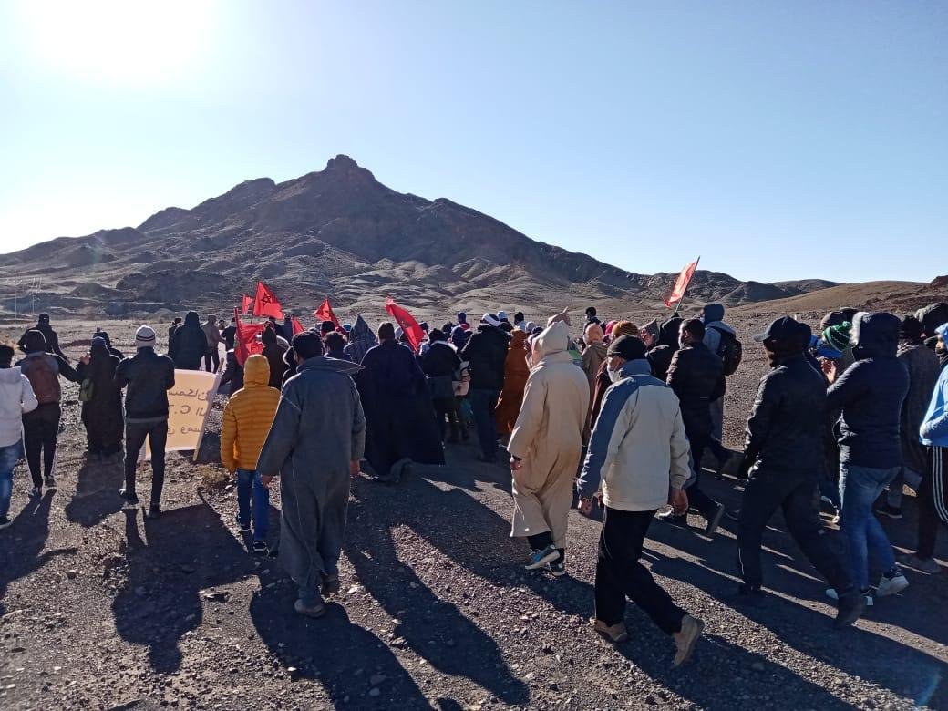 احتجاج عشرات الشباب طلبا لفرص شغل بمنجم نواحي زاكورة