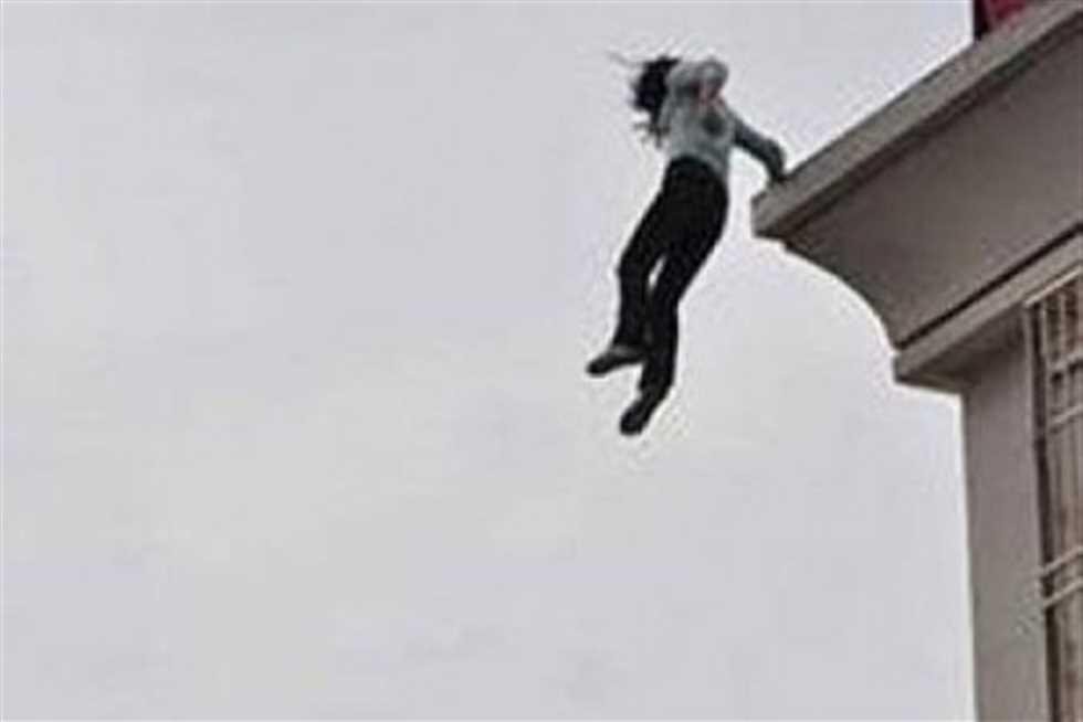 طبيب في ريعان  شبابه يسقط من الطابق الثالث من منزله في ظروف غامضة