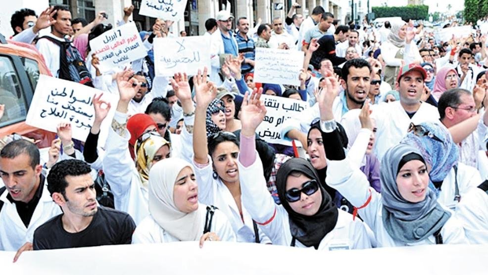 المتعاقدون يواصلون احتجاجهم والوزارة تقتطع أيام إَضرابهم