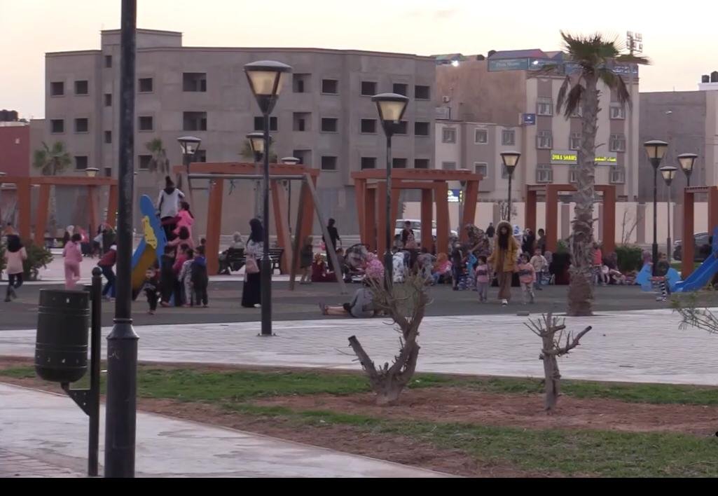 عاصمة الأقاليم الجنوبية العيون  تتزين بمصابيح صديقة للبيئة