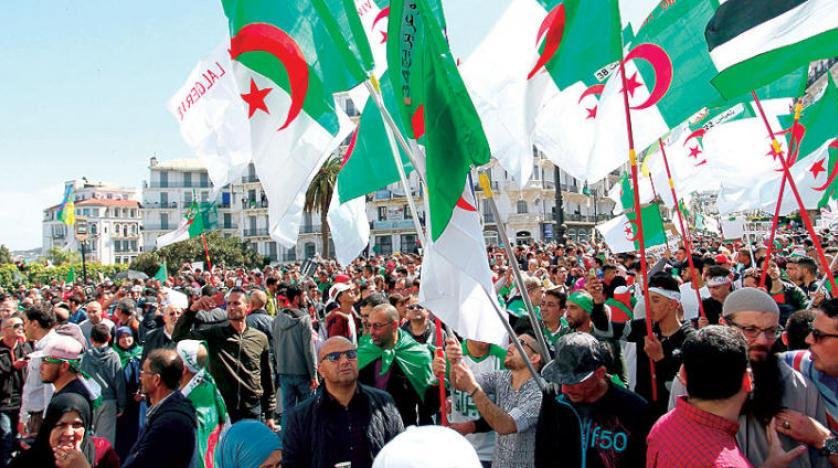 عاجل.. نايضة في الجزائر.. محتجون يطالبون بالاستقلال من عصابة الجنرالات