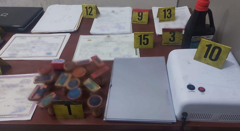 شواهد دراسية معروضة للبيع على مواقع التواصل الاجتماعي والأمن يتدخل