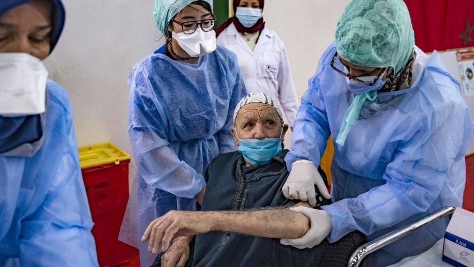 حملة التطعيم بتطوان … الأطباء يستنكرون الخصاص “المهول” في الموارد البشرية