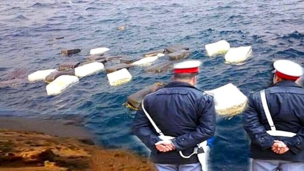 عاجل.. أمواج بحر رأس الماء تلفظ كمية مهمة من المخدرات