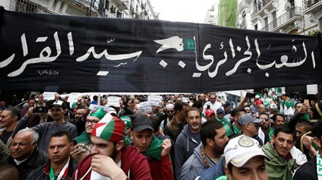 عشرات الآلاف من الجزائريين يتظاهرون ضد ”العسكر” في الذكرى الثانية للحراك