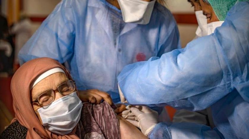 وزارة الداخلية تولي عناية لكبار السن وتخصص فرقا متنقلة لتلقيحهم