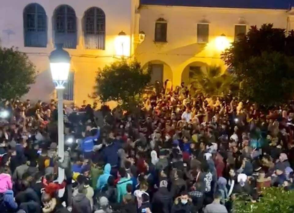 احتجاجات الفنيدق متواصلة… والمتظاهرون يرددون: ”علاش جينا علاش جينا الديوانة تفتح لينا”