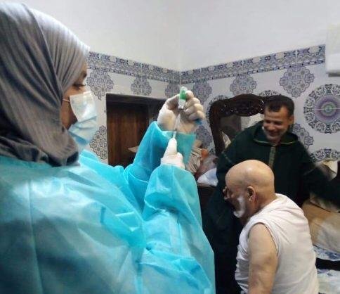 كلميم …حملة تلقيح المسنيين ضد فيروس ”كورونا” بمنازلهم