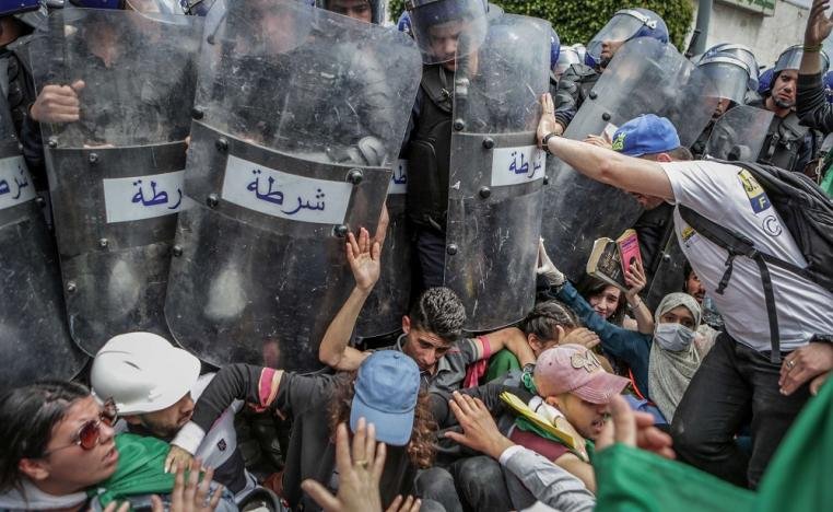 البرلمان الاوروبي يندد  بقمع وتعذيب المتظاهرين السلميين في الجزائر ويدعو إلى وضع حد لهذه الإنتهاكات الجسيمة لحقوق الإنسان