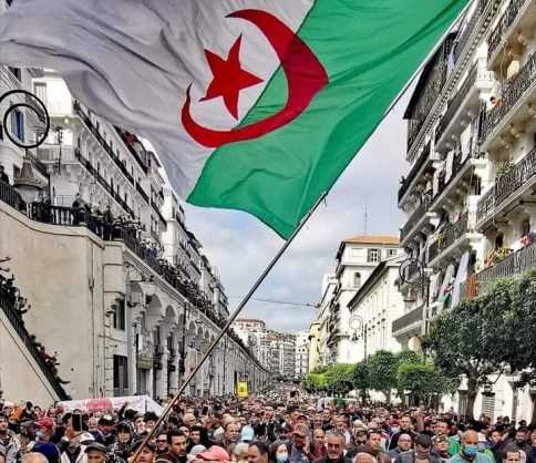 عااااجل.. غليان واحتجاجات عنيفة في ورقلة الجزائرية عقب سجن ناشط في الحراك (صور)