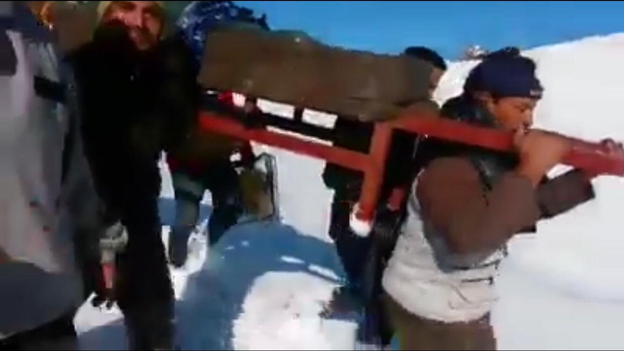 مؤلم ..الثلوج و انعدام الطريق يودي بحياة أم ورضيعها نواحي مراكش