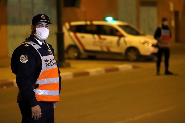 مطالب بإلغاء شهادة التنقل بالمغرب وبإعادة النظر في إغلاق المحلات على الساعة 8 مساء