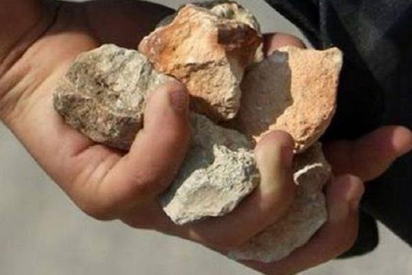 السيبة شخص يرشق المواطنين من سطح منزله والأمن يتدخل فوراً