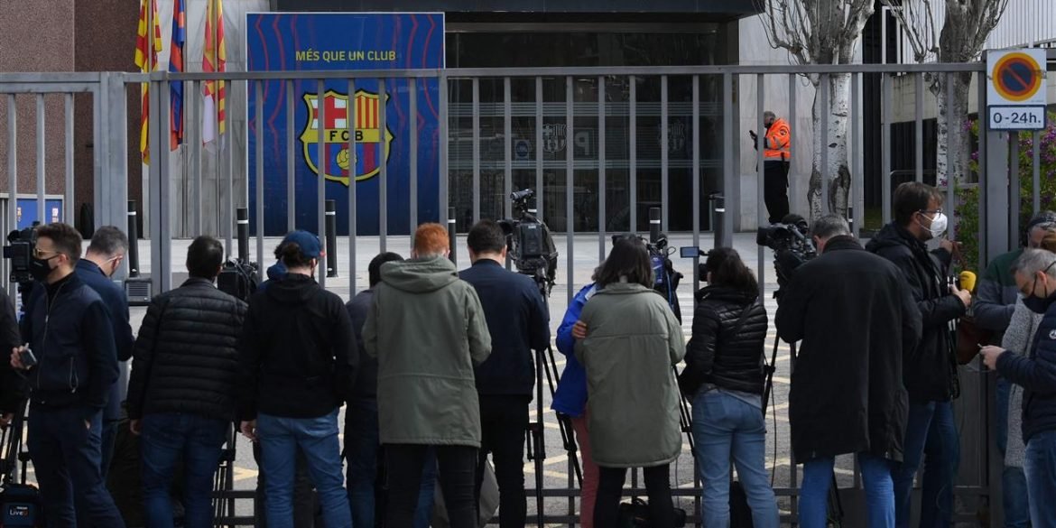 اعتقالات عدة بعد مداهمة مقر نادي برشلونة لهذا السبب!
