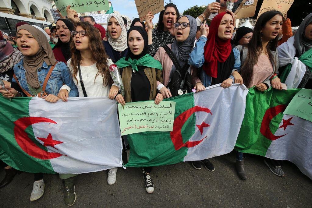 النساء الجزائريات في الشارع من أجل حقوقهن وضد السلطة الحاكمة