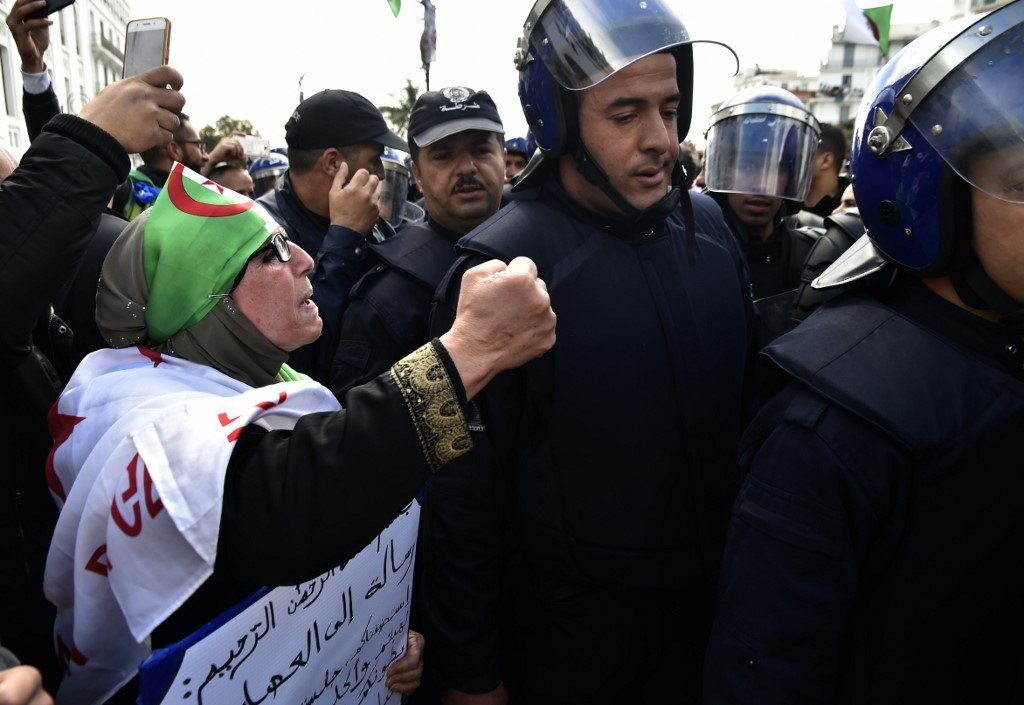 مركز تفكير إسباني: “الجزائر مثال حي وملموس لنظام الريع الذي يحاول شراء السلم الاجتماعي بالإعانات