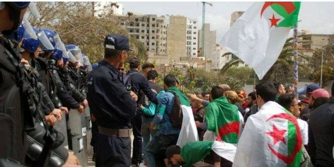 نايضة فالجزائر .. الطلبة يخرجون مجددا إلى الشوارع للمطالبة بالتغيير الجذري