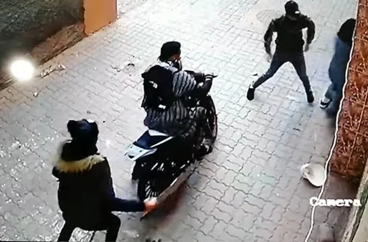 ”فيديو جديد” يوثق سرقة سيدة تحت التهديد بالسلاح والأمن يتدخل