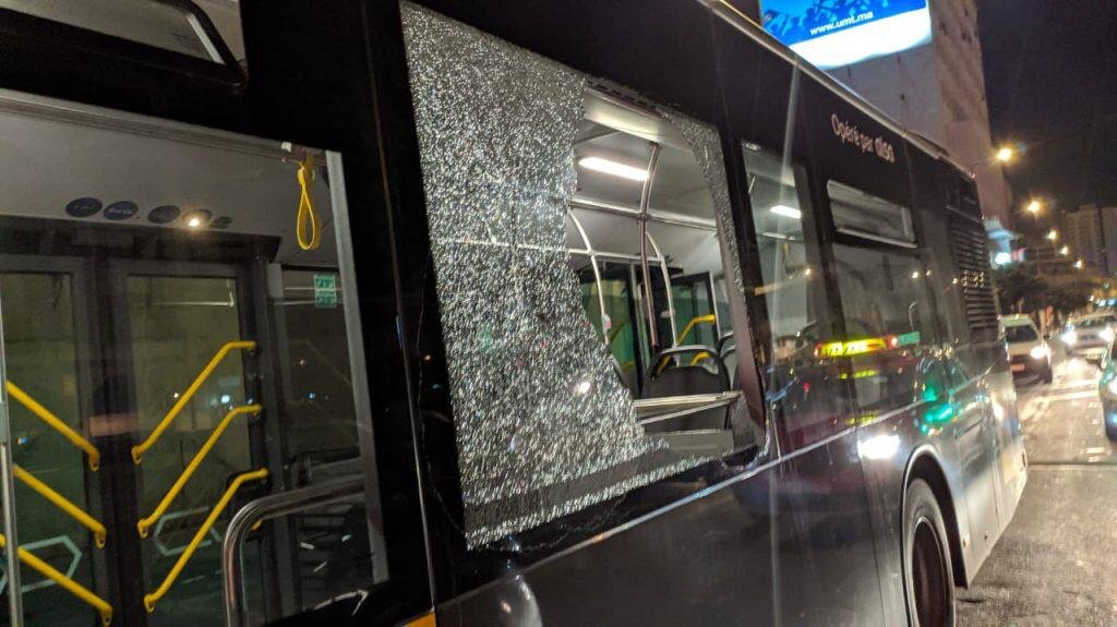 من جديد شخص يهشم زجاج حافلة ألزا بشارع الجيش الملكي