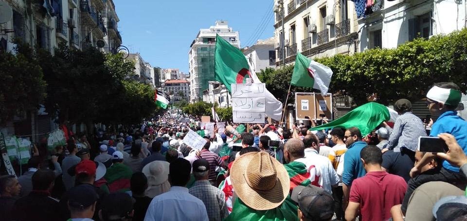 النظام الجزائري يوقف مغربي في مسيرة للحراك الاحتجاجي