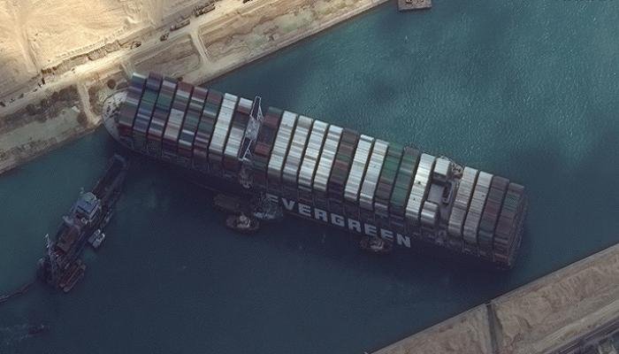 (صورة) نجاح تعويم السفينة الجانحة بقناة السويس من الجانب الخلفى واستجابة لمحاولات الشد بالقاطرات