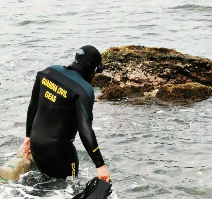 بالصور..مهربو المخدرات يفتحون معابر ”تحت الماء” لتهريب الحشيش إلى سبتة