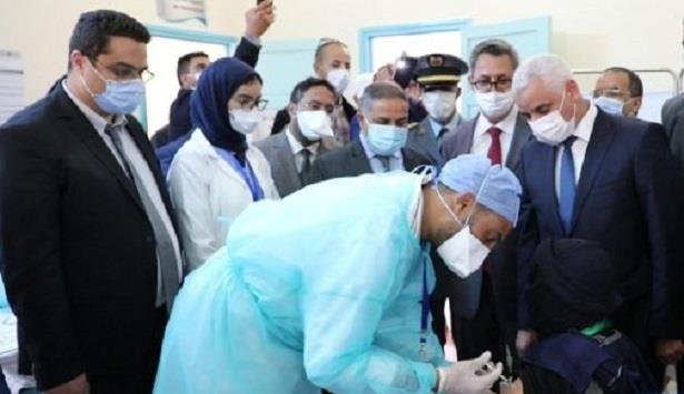 طانطان .. وزير الصحة يتفقد مركزا للتلقيح ضد كورونا