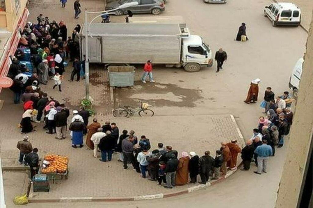 مشهد مثير للاستغراب في سنة 2021..الجزائريون يصطفون في طوابير طويلة للحصول على الحليب