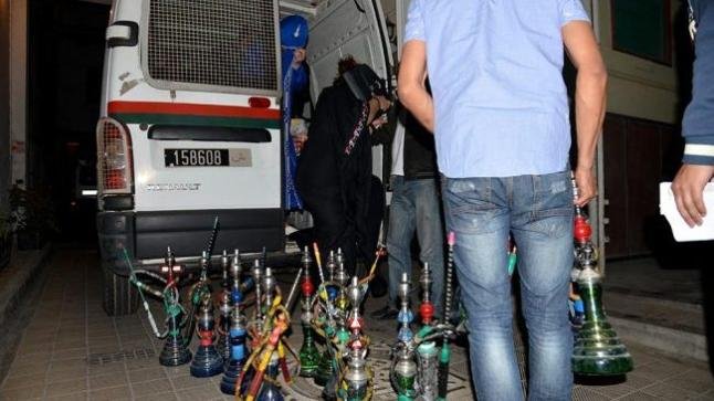 سلطات مدينة العيون تداهم مقهى للشيشا خالف قانون حضر الإغلاق الليلي في ثاني ليالي رمضان ، التفااااصيييل