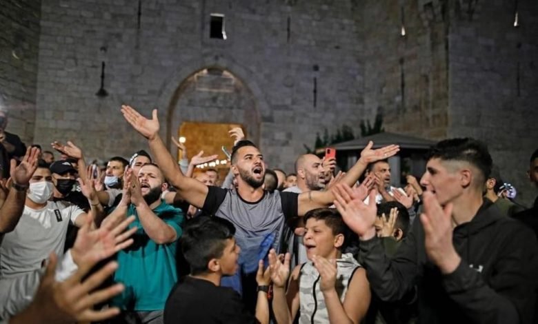 القدس تنتصر ..  الشبان الفلسطينيون يقتلعون حواجز الاحتلال في باب العامود