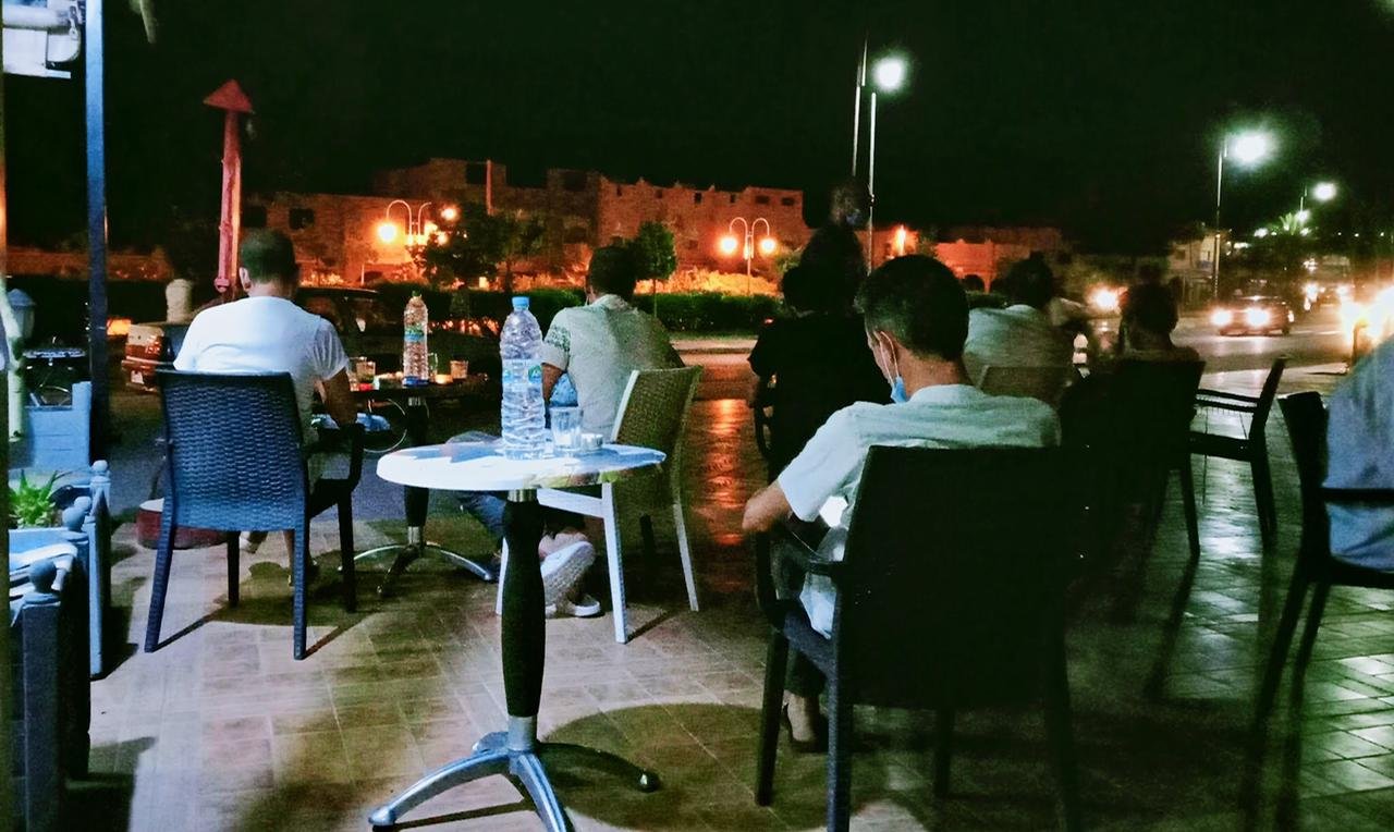 الحكومة ستسمح للمقاهي والمطاعم بتقديم خدماتها إلى غاية الساعة الحادية عشر ليلا