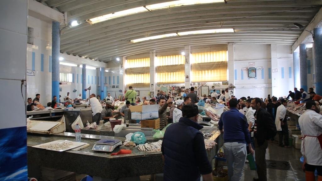 لجنة مختلطة تزور سوق السمك بإقليم شفشاون وتتوعد ”سماسرة السمك”