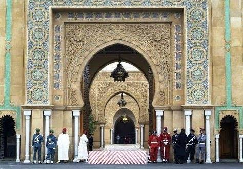 سقطة قوية لموظف في منصب حساس في القصر الملكي