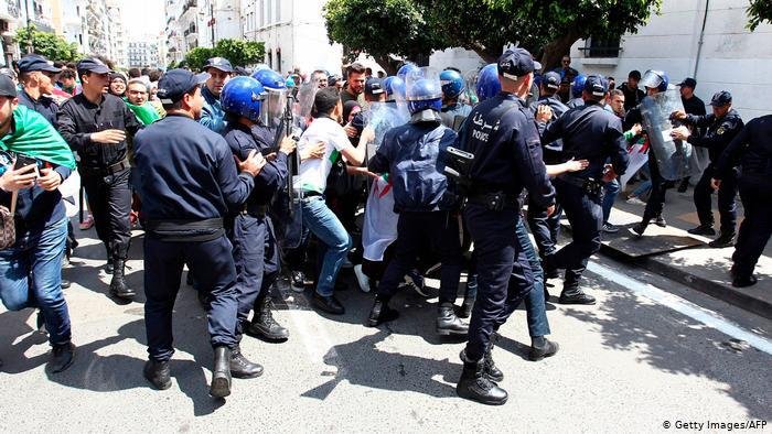 الاعلام الجزائري..وحشية صهاينة الجزائر أشد بطشا وغدرا من صهاينة إسرائيل