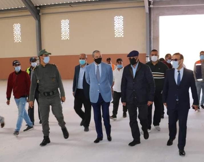 والي جهة العيون بيكرات يتفقد سير أشغال السوق النموذجي وسوق التجهيزات الكهربائية في العيون