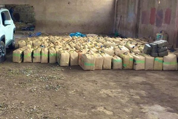 درك بني شيكار بإقليم الناظور يحجز سيارة بها أطنان من الحشيش!
