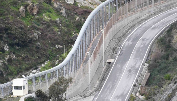 مهاجران ينجحان في تسلق السياج الحدودي لسبتة المحتلة