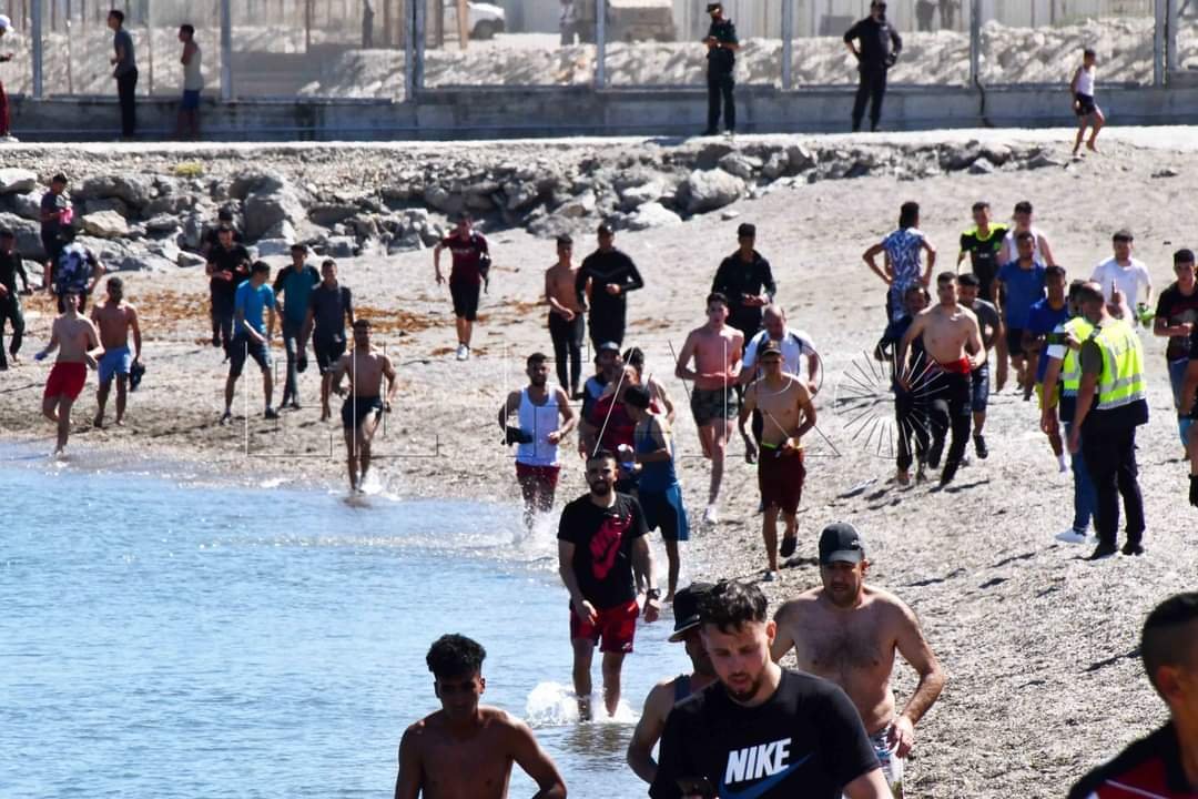 صادم.. حوالي 3000 شخص يدخلون سبتة المحتلة سباحة دون أي اعتراض