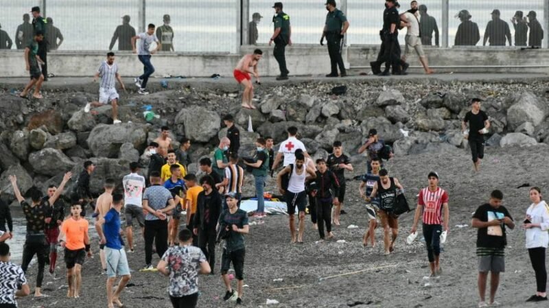 إعادة 1500 شخص إلى المغرب بعد دخولهم سبتة