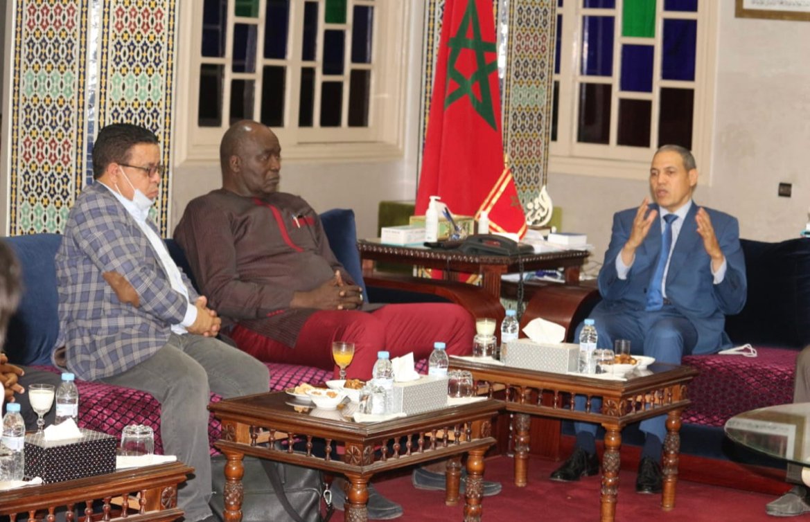 رئيس الإتحاد الإفريقي لكرة اليد يشيد بالقاعات و البنيات الرياضية التي تزخر بها مدينة العيون