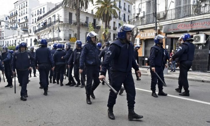 الشرطة الجزائرية تمنع بالقوة مسيرات ”الحراك”