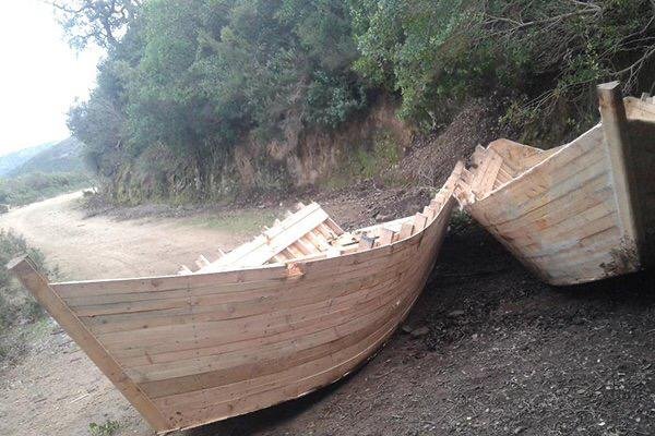 السلطات الأمنية لمدينة الداخلة تفكك ورشة لصناعة قوارب الموت