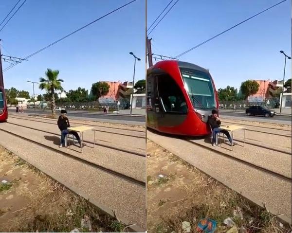 شاب يعرقل حركة سير الترامواي بالبيضاء يثير غضب المغاربة