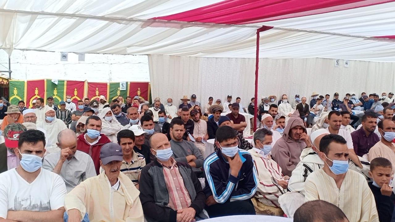 قبيل الانتخابات المرتقبة.. البام  يخرق حالة الطوارئ وينظم لقاء حاشد  يفتقد بشكل تام لشروط السلامة الصحية