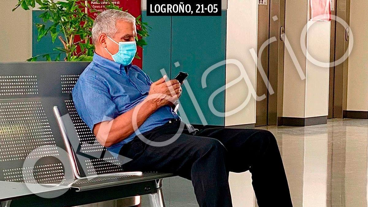 كيف وصل إسبانيا .. بالصور: الذراع الايمن لزعيم البوليساريو يزوره بالمستشفى