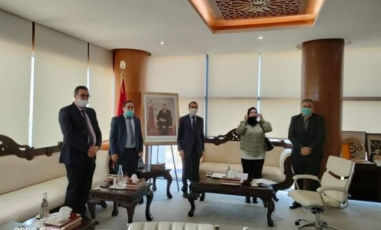 أرباب المقاهي يجتمعون برئيس الحكومة والأخير يعد بحل مشاكل القطاع